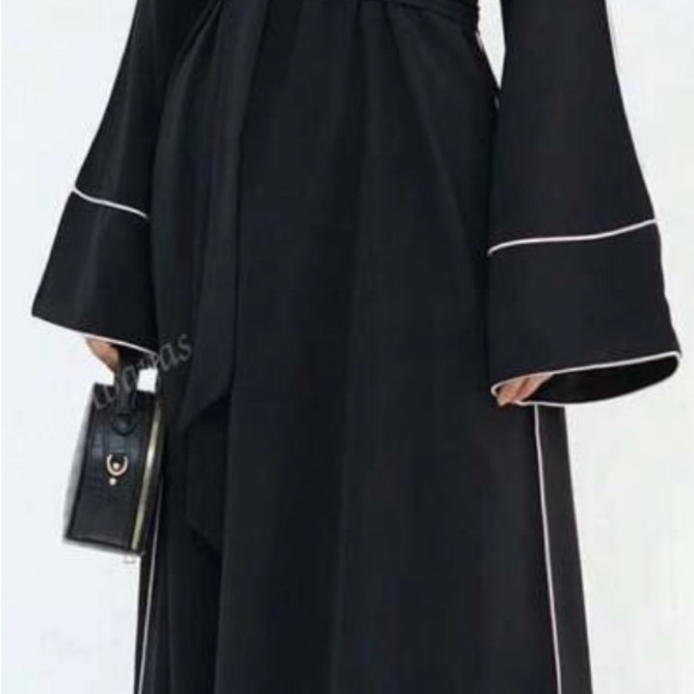 Minimalist Black Abaya White Trim
Jilbab Khimar Hijab Modest Eid
Islamic Dress